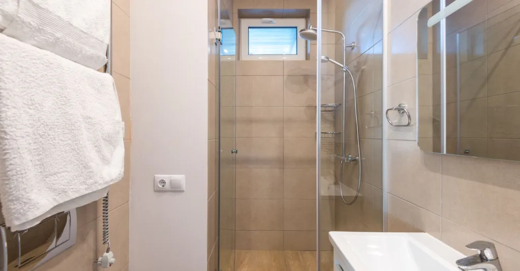 découvrez comment résoudre efficacement les problèmes de refoulement d'eau dans une douche due à un drain bouché et évitez les dégâts d'eau.