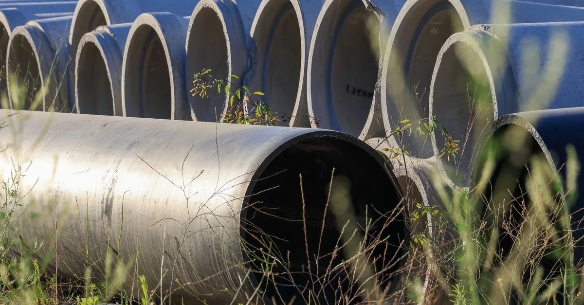 découvrez comment identifier et résoudre les problèmes liés à la pente de drainage pour éviter l'accumulation d'eau et protéger efficacement votre terrain.