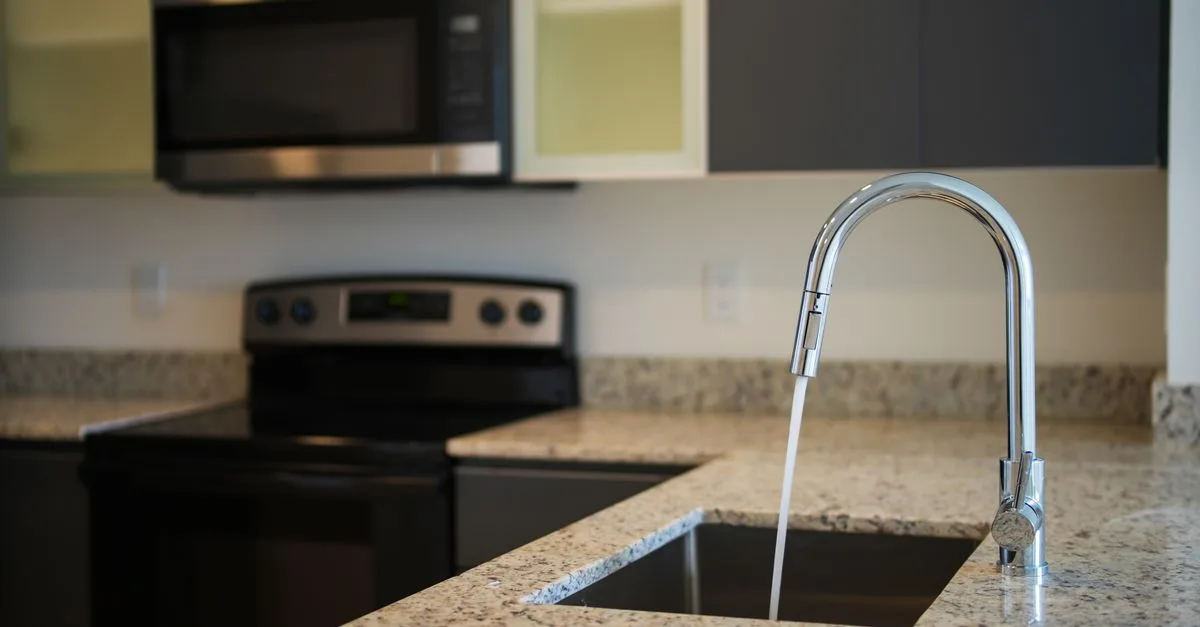 guide pour la connexion de l'évacuation de l'évier et du lave-vaisselle, assurant une installation efficace et sans fuite.