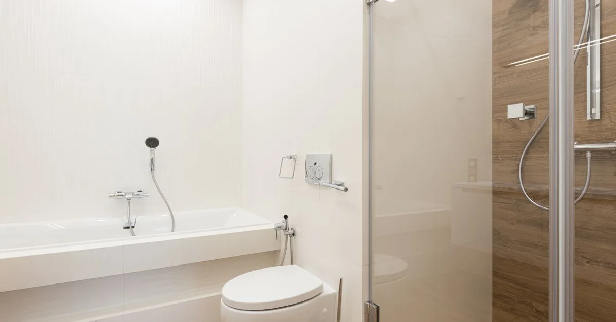 découvrez comment déboucher rapidement votre drain de douche avec des méthodes simples et efficaces pour éviter les mauvaises odeurs et les inondations.