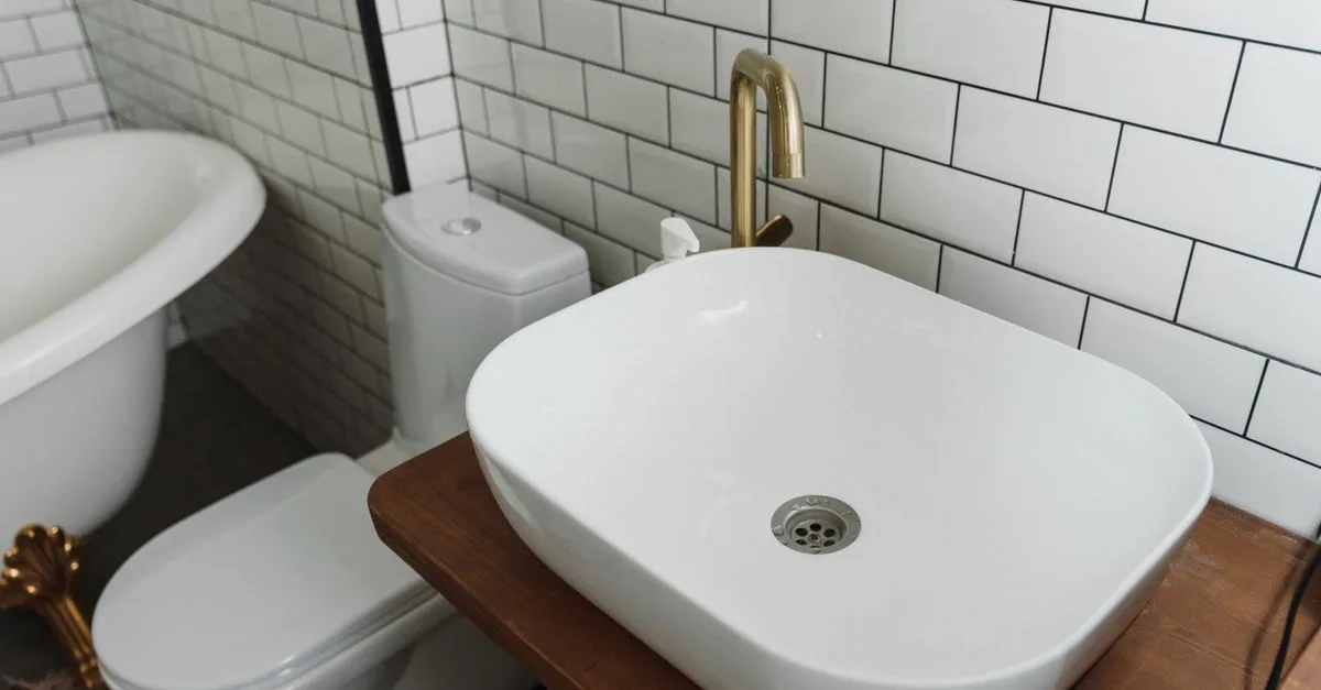 découvrez nos conseils et solutions efficaces pour déboucher vos toilettes rapidement et facilement.