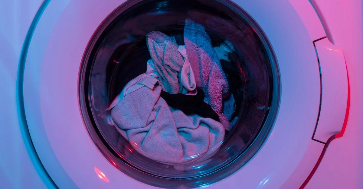 découvrez les causes possibles d'un bruit fort de votre machine à laver et comment y remédier efficacement pour un fonctionnement silencieux.
