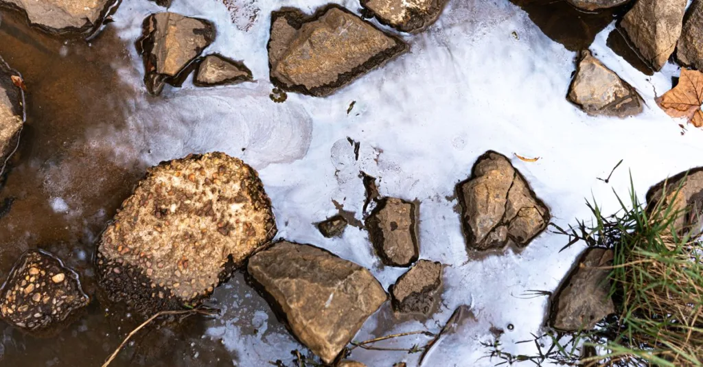 découvrez les causes, les impacts et les solutions pour l'intrusion d'eau souterraine dans les sols et les infrastructures.