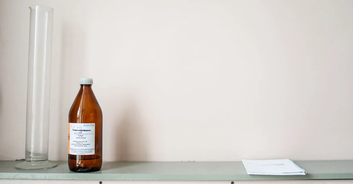 découvrez tout sur l'acide chlorhydrique : propriétés, utilisations industrielles, précautions de sécurité et applications courantes.