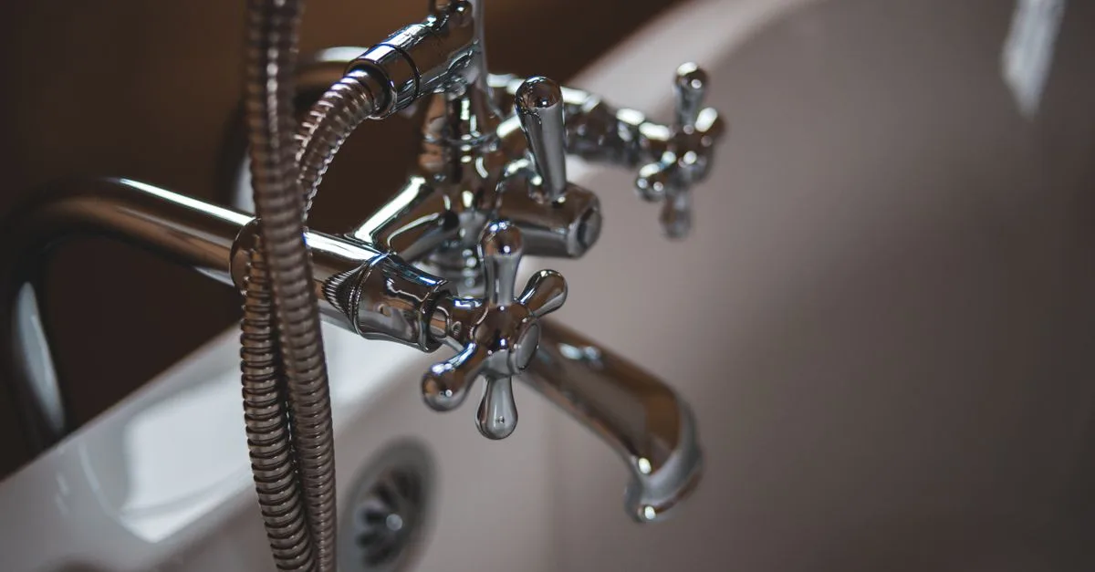 découvrez comment réparer un robinet de douche qui fuit pour éviter le gaspillage d'eau et les dégâts. conseils pratiques et solutions efficaces à portée de main.