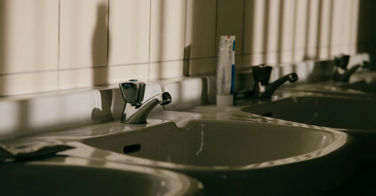 découvrez notre évier en porcelaine alliant élégance et durabilité pour une cuisine ou une salle de bain raffinée.