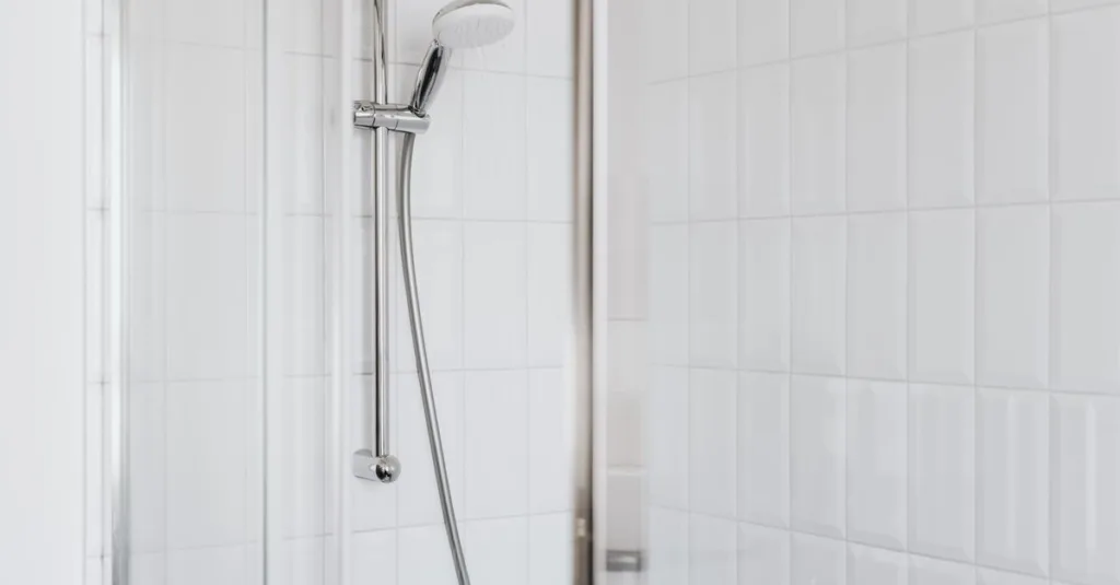 découvrez nos conseils pratiques pour prévenir l'obstruction de votre douche et assurer un écoulement optimal de l'eau au quotidien.