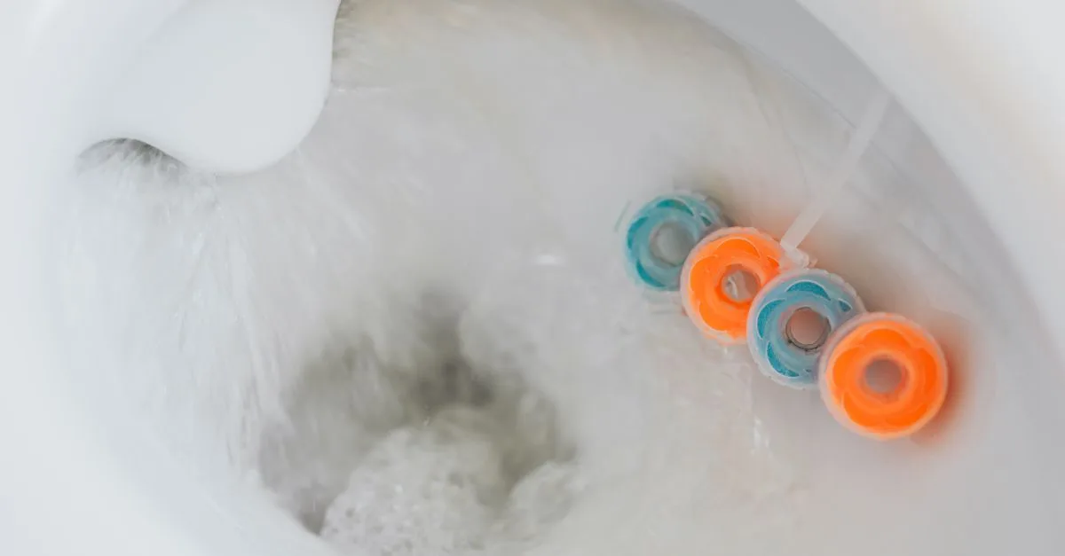 ajustement de la chasse d'eau à bouton-poussoir : guide pratique pour régler efficacement votre toilette.