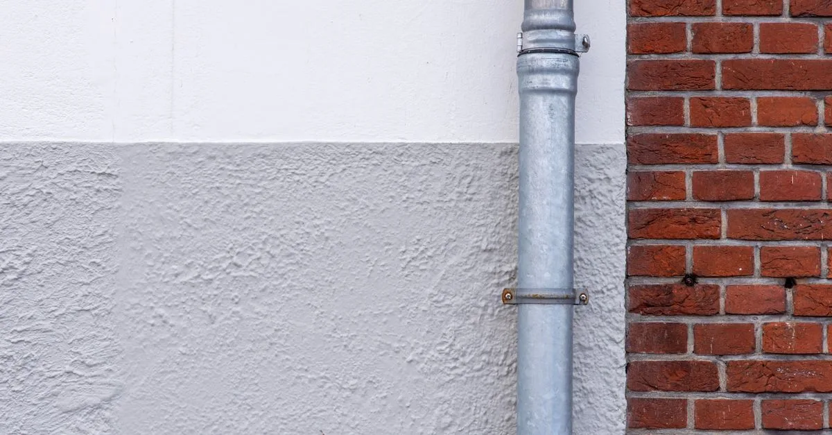 réparation de fuite sur canalisation pvc enterrée : guide complet pour détecter et réparer efficacement les tuyaux endommagés sous terre.