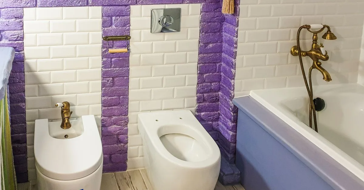 découvrez le coût du remplacement d'une chasse d'eau et obtenez des conseils pour économiser sur vos réparations de toilettes.