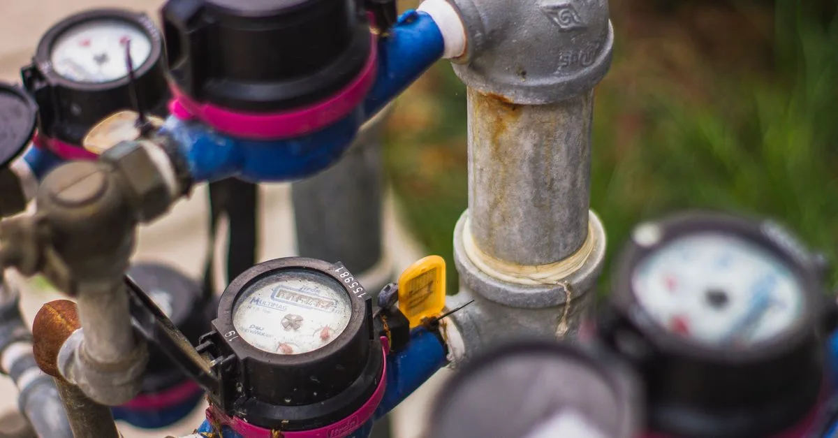 contrôle et arrêt de l'eau : guide pratique pour couper l'alimentation en eau en toute sécurité et prévenir les dégâts des eaux.