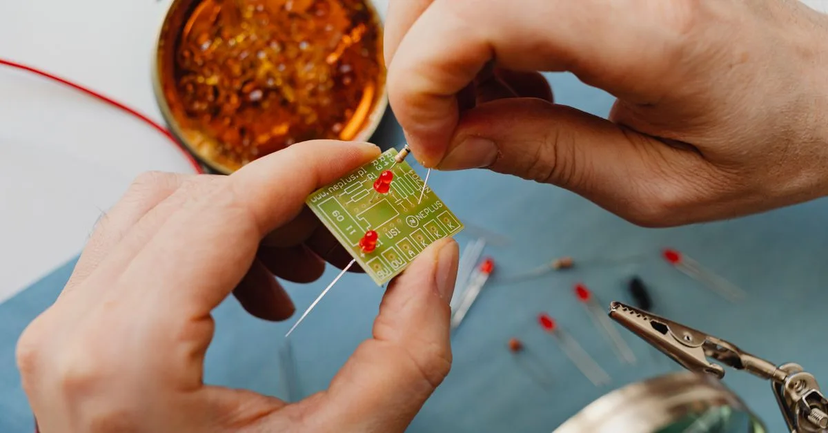 découvrez comment réaliser une connexion en cuivre sans soudure, facile et rapide, pour vos projets électriques et de plomberie.