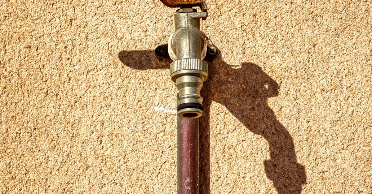 découvrez comment réaliser un raccordement sur un tuyau en cuivre sans soudure, grâce à des méthodes simples et efficaces pour assurer une installation rapide et sécurisée.