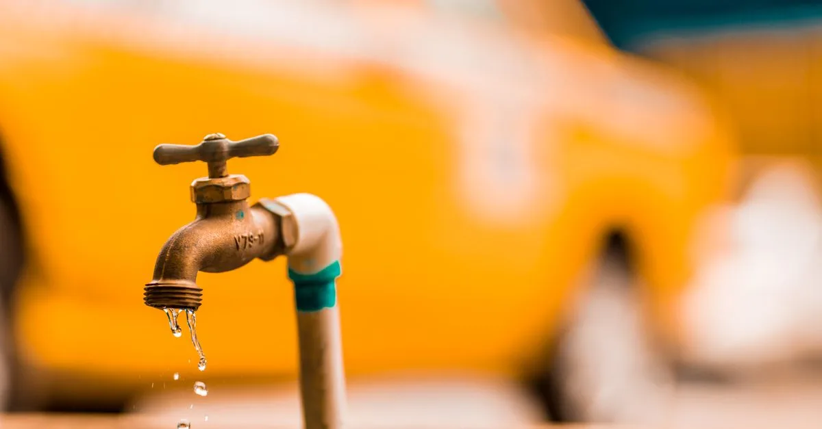 découvrez comment prévenir et réparer efficacement les tuyaux gelés pour éviter les dégâts d'eau et assurer le bon fonctionnement de votre plomberie en hiver.